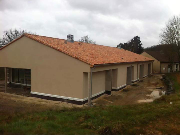 Nous remettons en état les toitures vétustes.